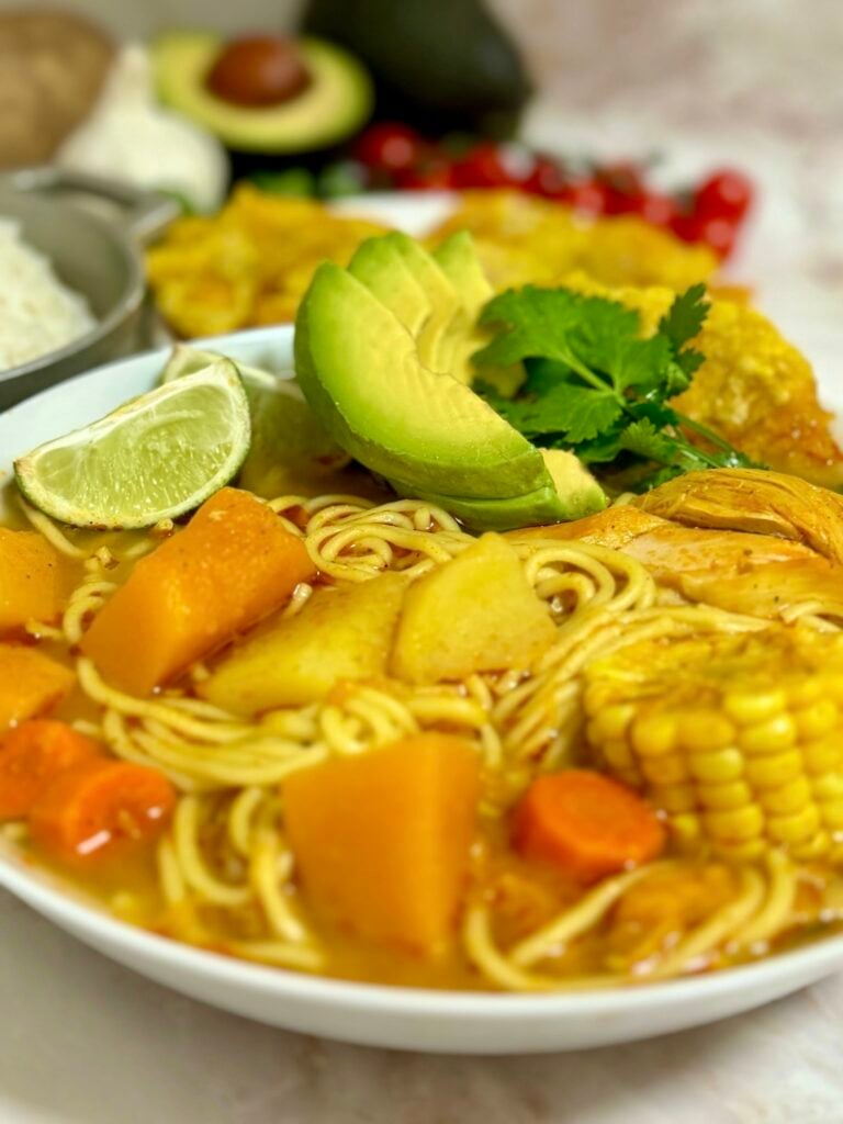 sopa de pollo con fideos