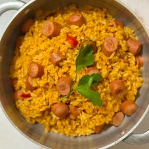 arroz con salchichas