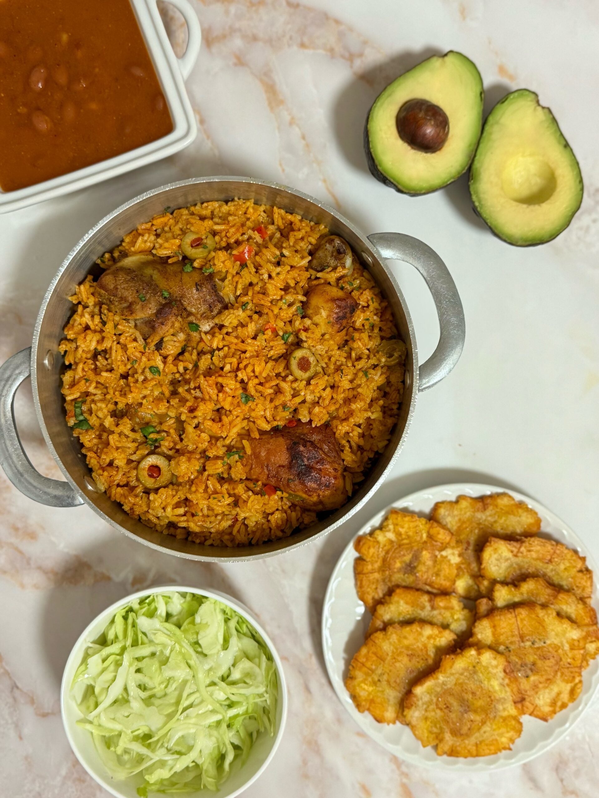 Arroz con Pollo, tostones, y ensalada de repollo